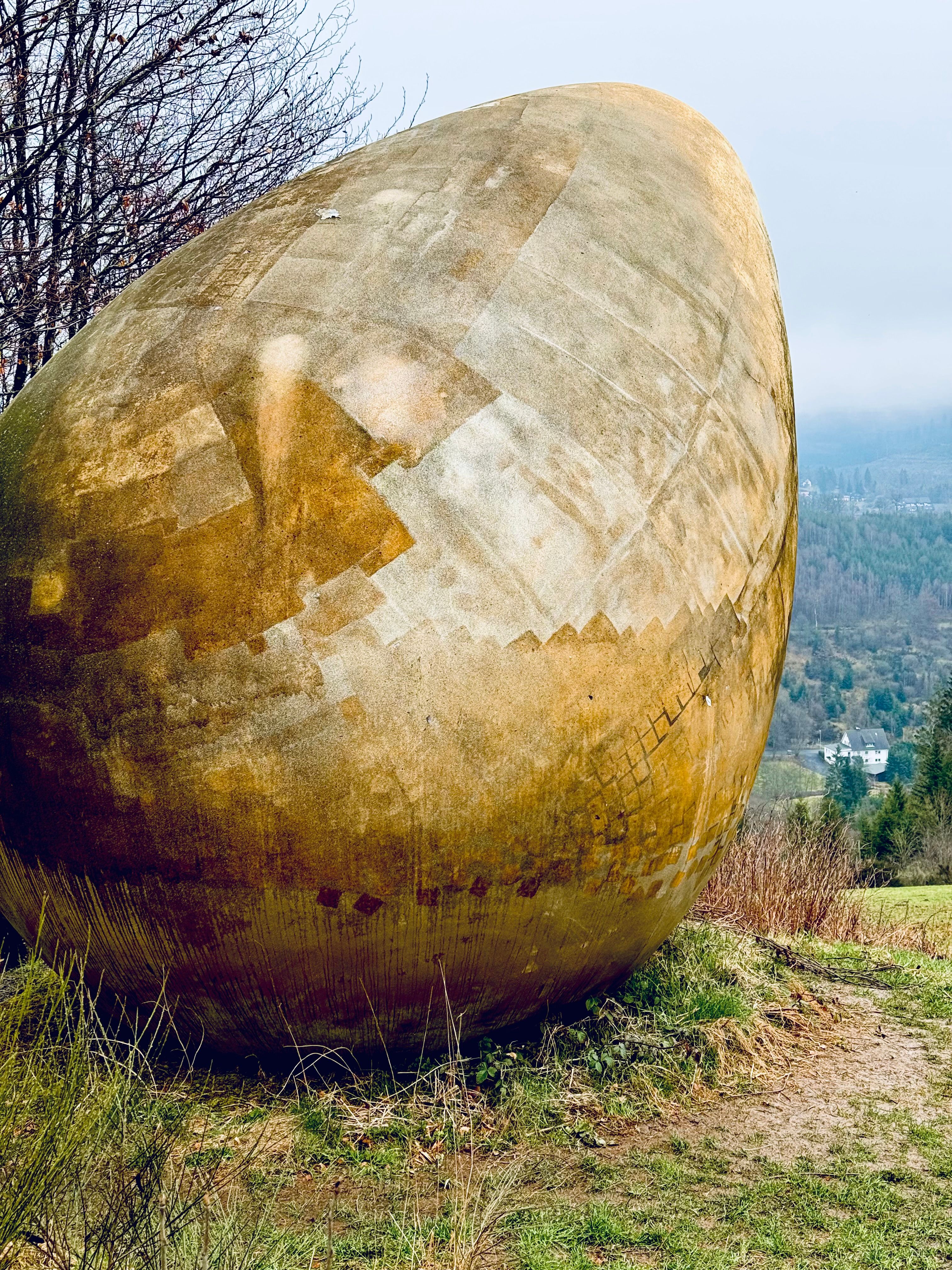 Die Skulptur Goldenes Ei in Bad Berleburg