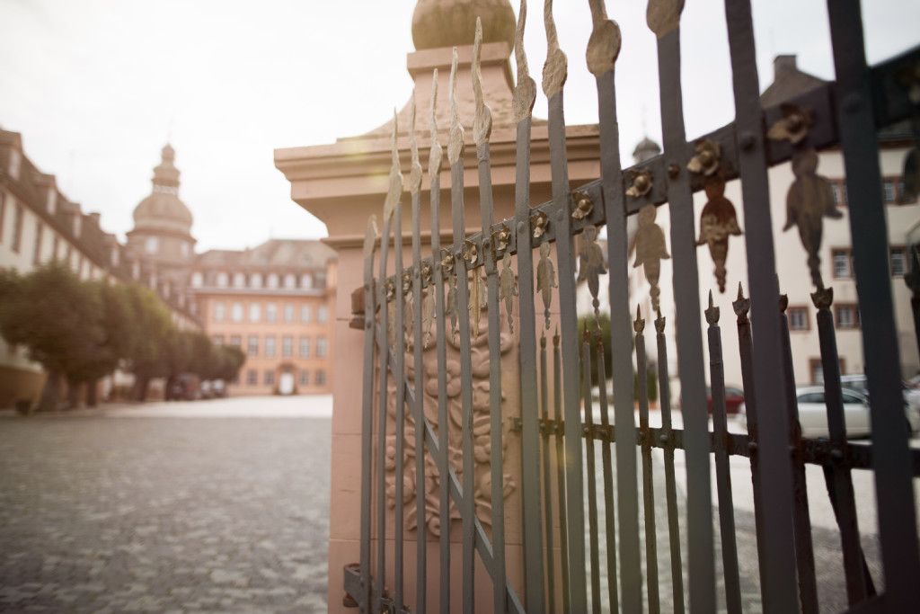 Zaun und Burghof von Schloss Berleburg