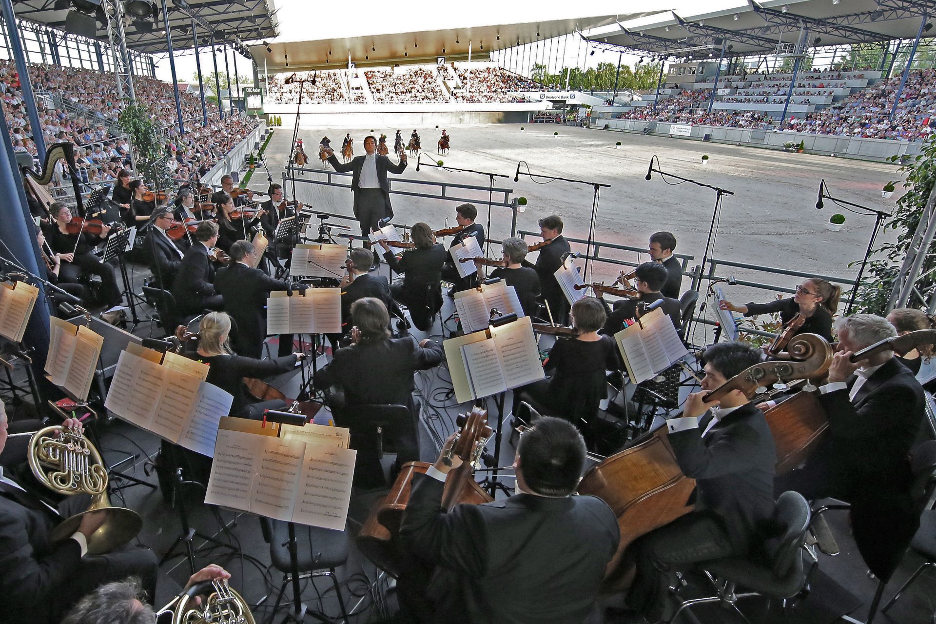 Das mit Live-Musik vom Sinfonieorchester Aachen begleitete Showprogramm „Pferd und Sinfonie“ ist fester Bestandteil des CHIO-Rahmenprogramms