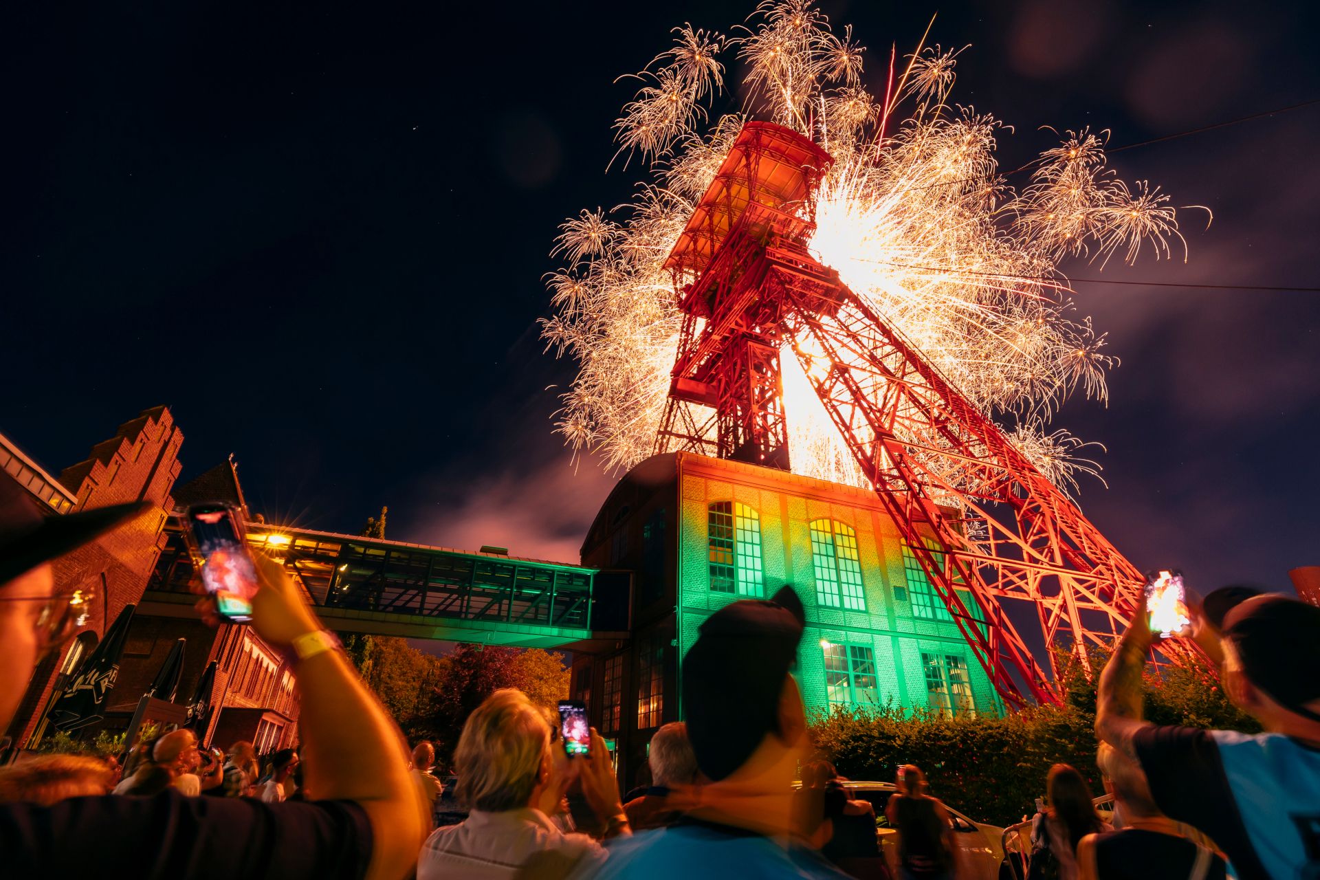 An vielen Industriestandorten der ExtraSchicht wartet zum Abschluss des Events ein Feuerwerk. Der Blick ist gen Himmel gerichtet, die Raketen fliegen