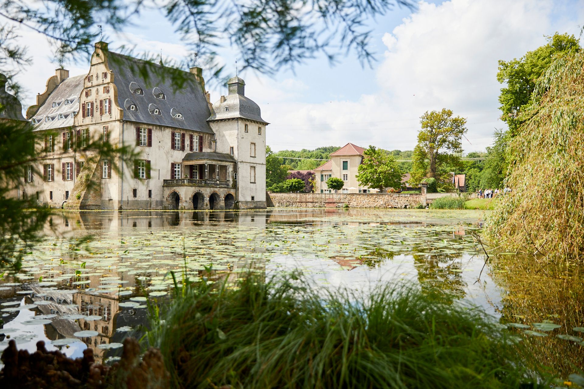 In der Parkanlage des Wasserschlosses Bodelschwingh können Gäste beim Tag der Gärten und Parks in Westfalen-Lippe auf Erkundungstour gehen