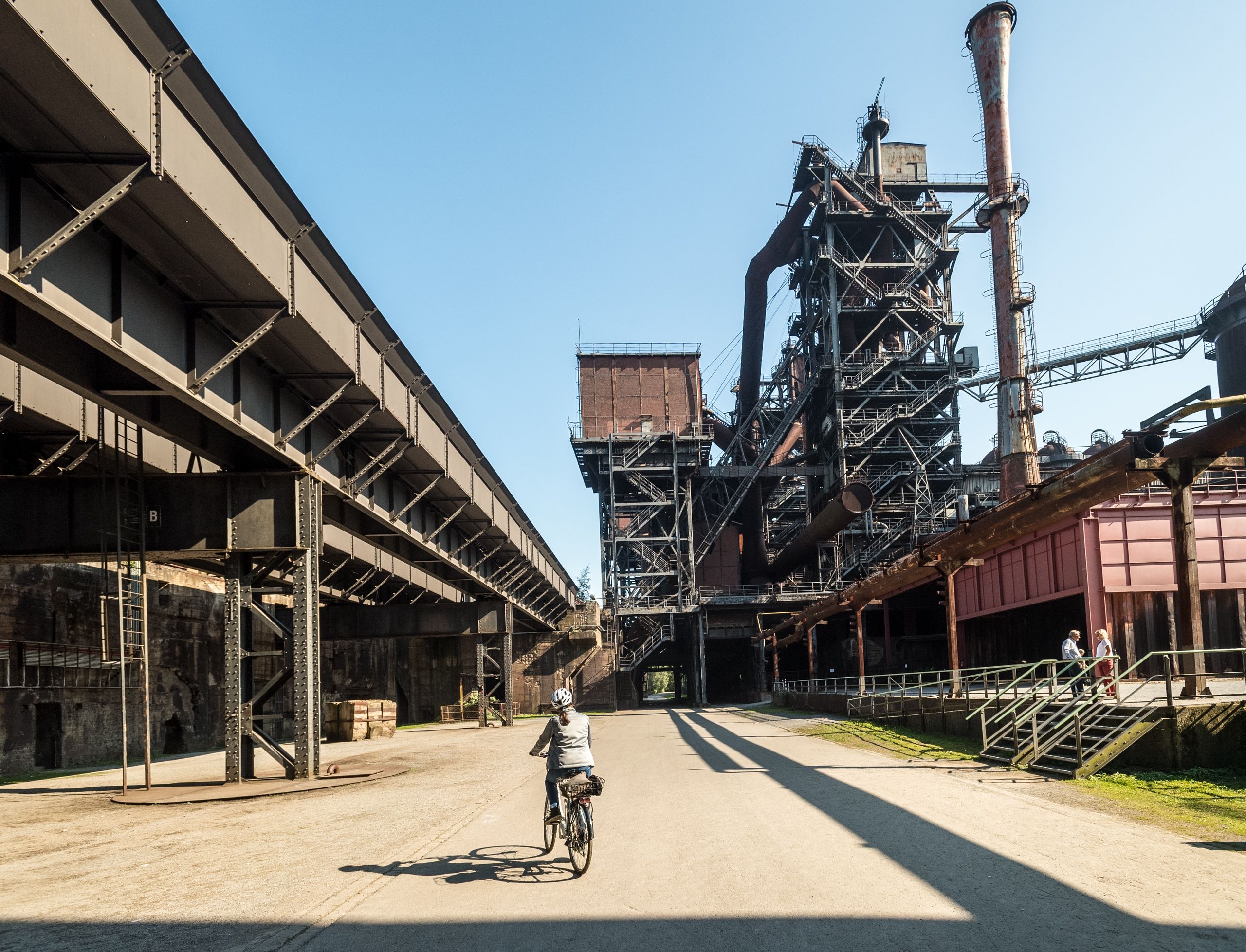 Fietser in het landschapspark Duisburg-Nord