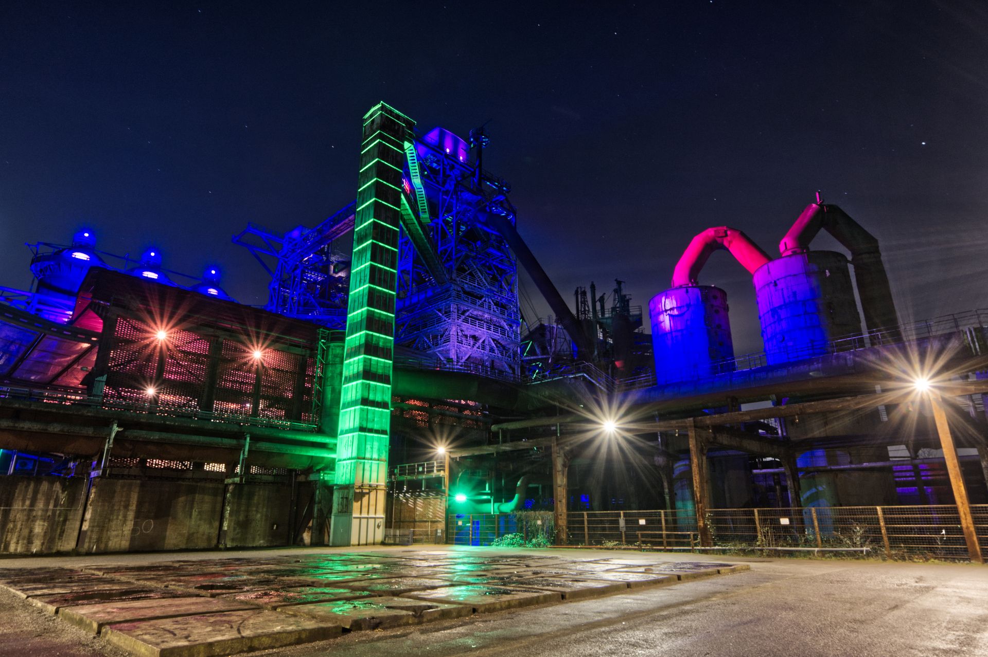 Die Piazza Metallica gehört zu den Hauptanlaufpunkten im Landschaftspark Duisburg-Nord. In der Dunkelheit können von hier die historischen Industrieanlagen im Lichtspiel bewundert werden