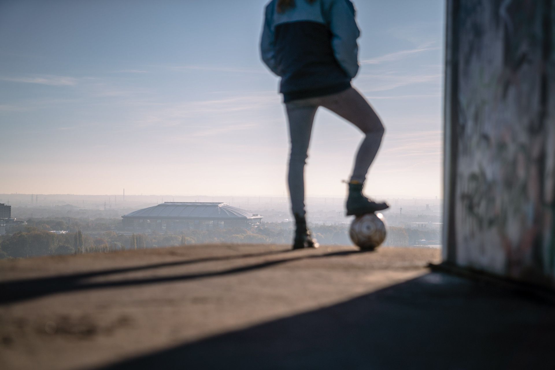 Fußballer mit Ball an der Halde Rheinelbe