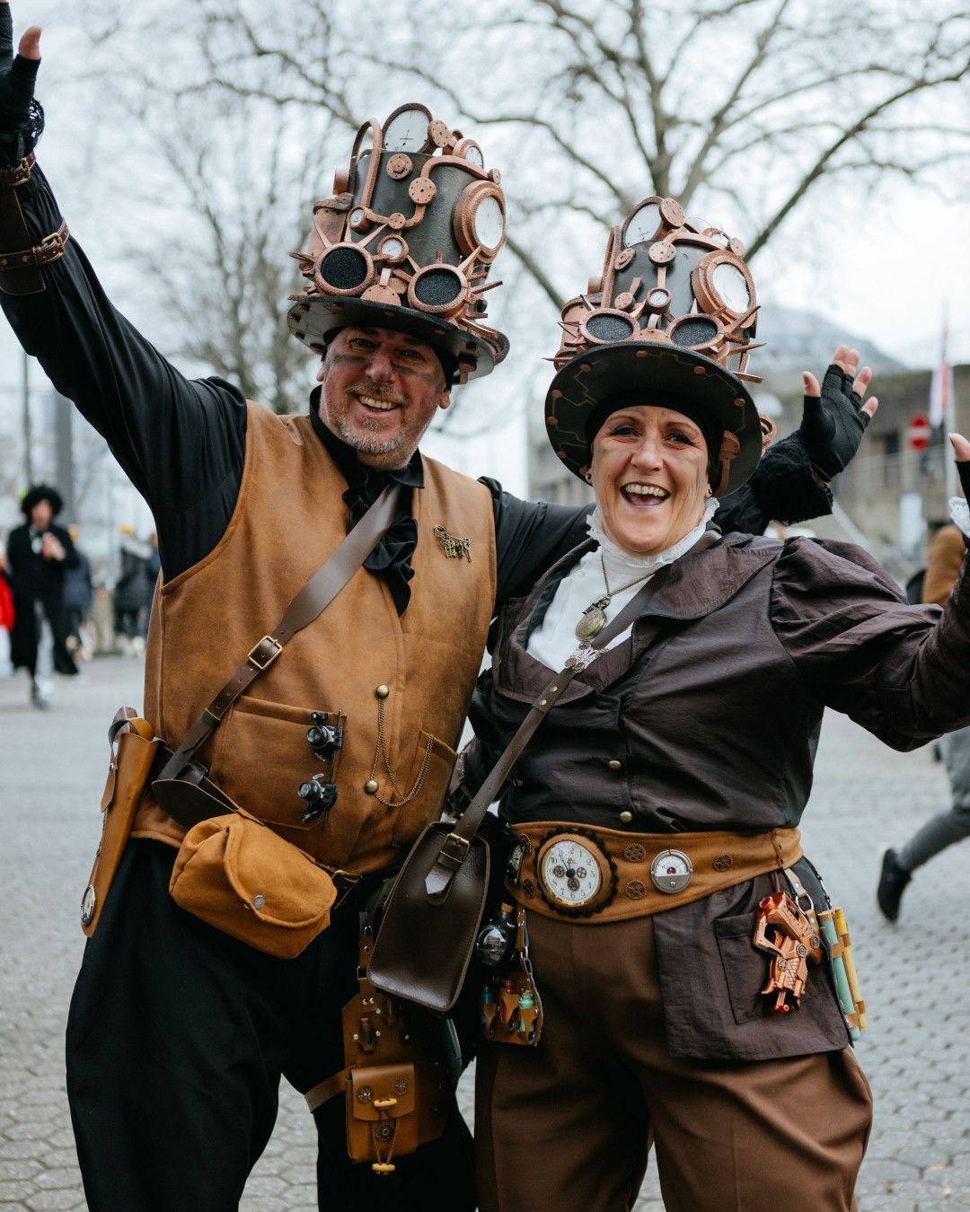 Johannes Höhn, Tourismus NRW e.V., Zwei Steampunks am Rosenmontagszug in Köln