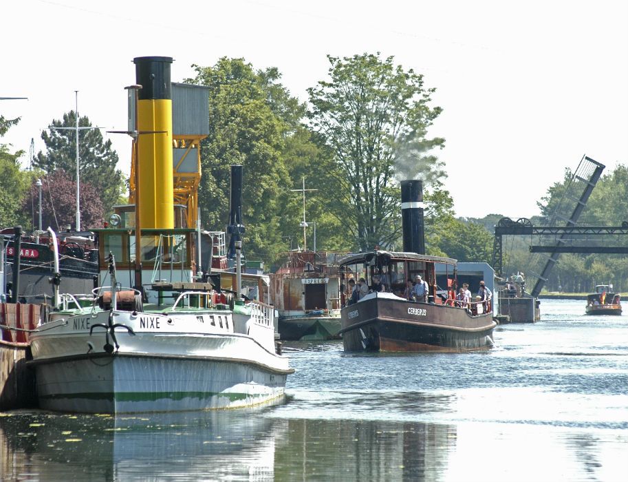 Schiffe liegen am Oberwasser auf dem Dortmund-Ems-Kanal nahe des LWL-Museums Schiffhebewerk Henrichenburg