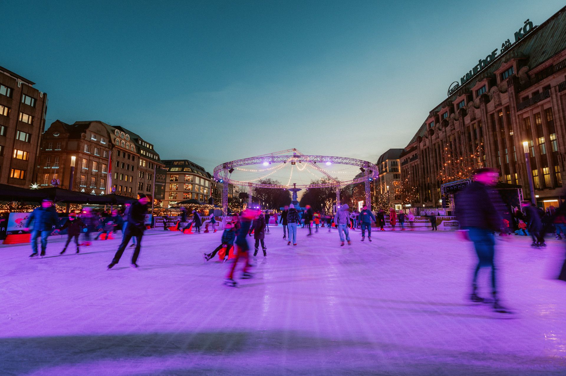 Schlittschuhläufer auf beleuchteter Eisbahn