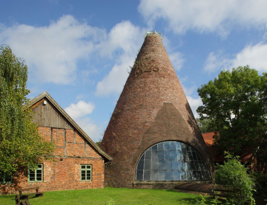 Im LWL-Museum Glashütte Gernheim fertigen Glasmacher heute Gläser und Flaschen mit der Pfeife wie vor 100 Jahren