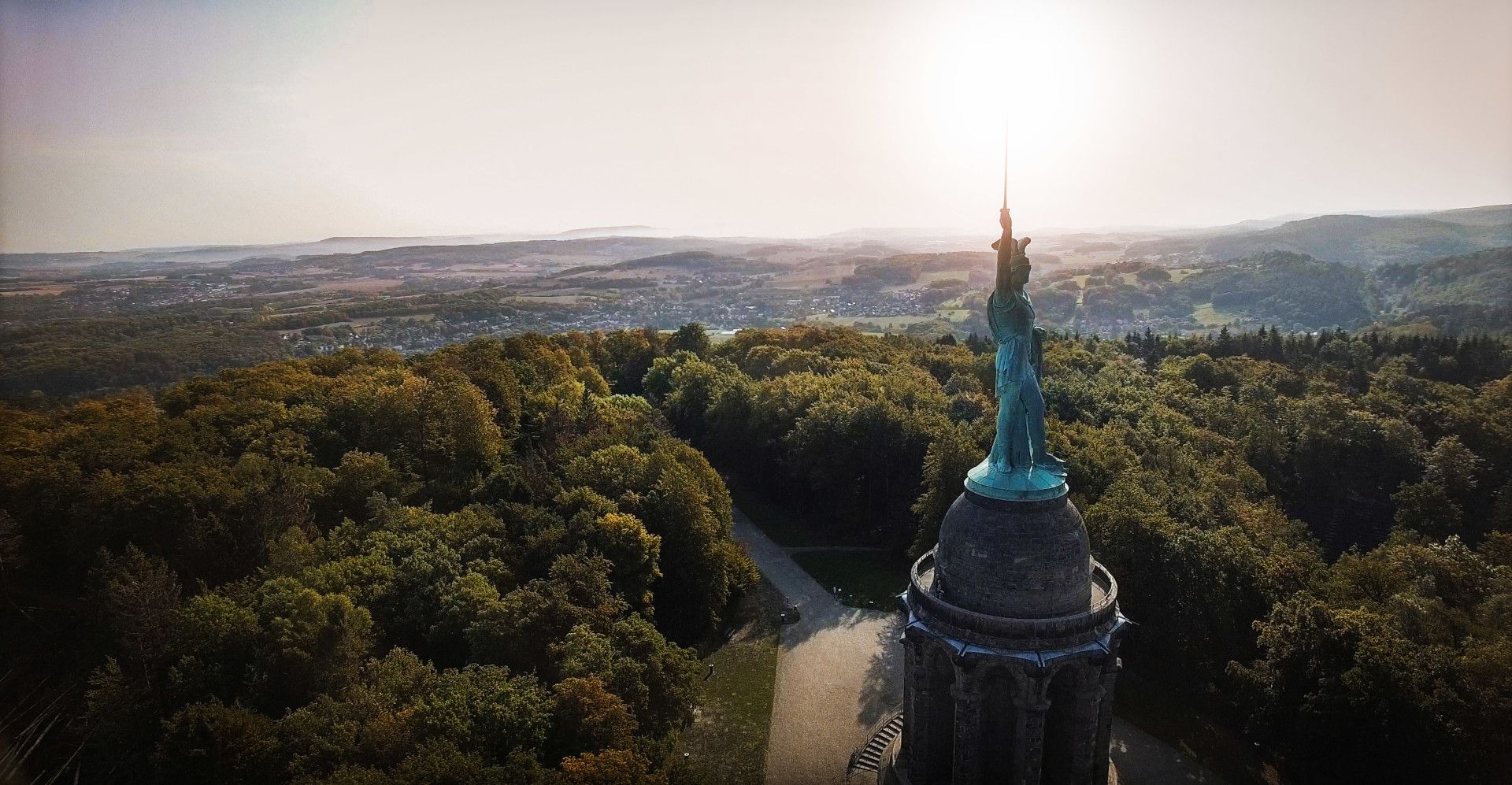 Rund um das Hermannsdenkmal sind bewaldete Hügel des Teutoburger Walds zu sehen