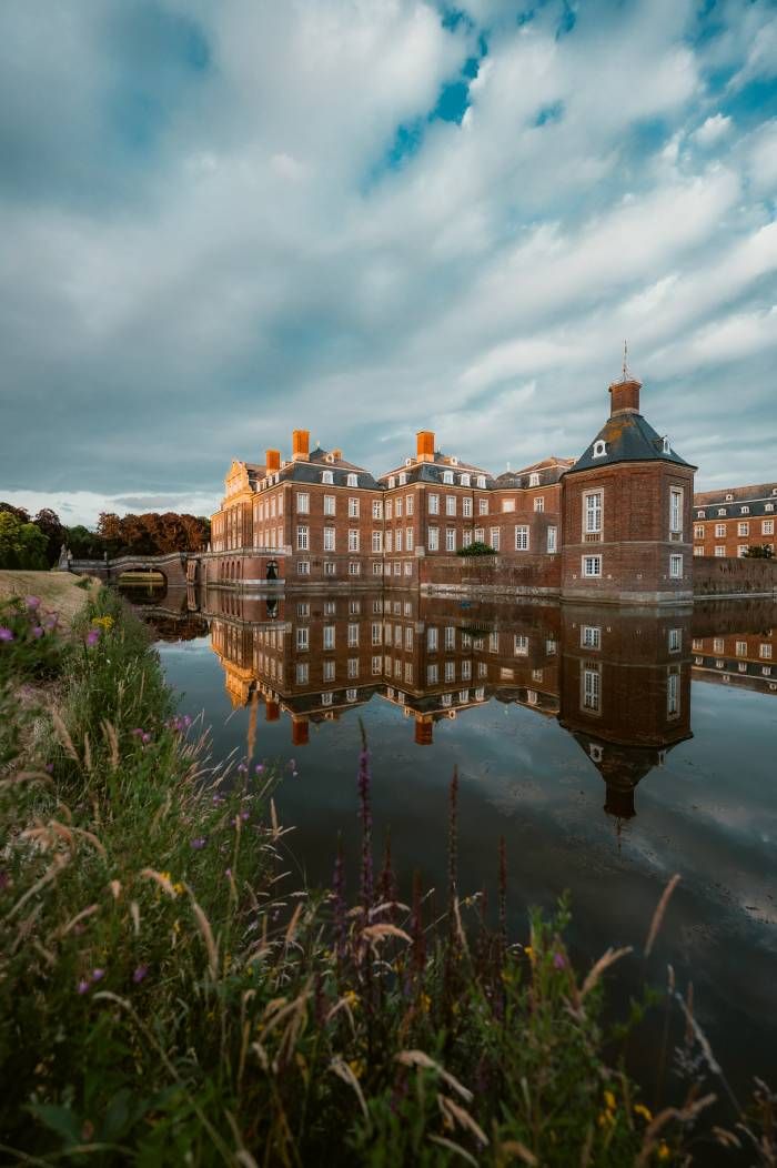 Wegen seiner baulichen Ausmaße und der barocken Gestaltung gilt Schloss Nordkirchen als Westfälisches Versailles