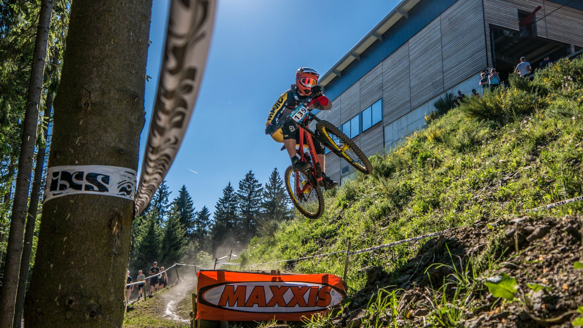 Die Teilnehmenden der Wettbewerbe fahren die Downhill-Strecken mit hohem Tempo herunter. Sie fliegen nahezu über Hügel und Vorsprünge