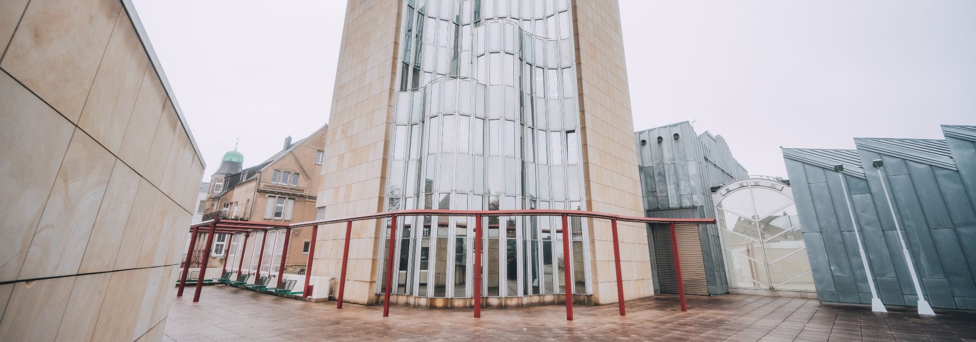 Der Museumsbau des Museums Abteiberg ist einer der ersten im Stil der Postmoderne