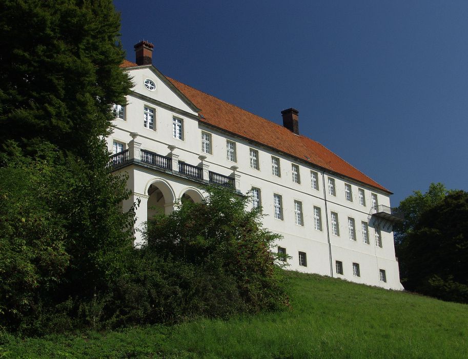 Im Hauptgebäude des Schlosses Cappenberg wechseln sich Kunstschauen von Weltrang ab. Es ist bereits von außen ein echter Hingucker