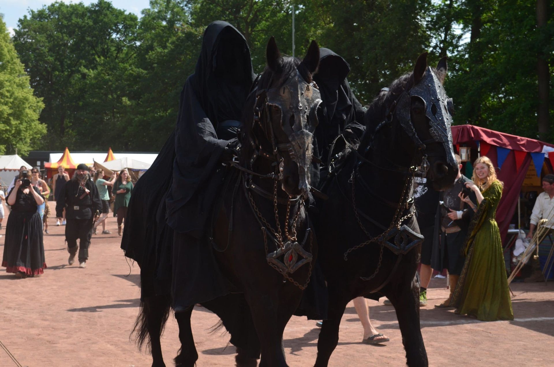 Die Ringgeister, besser bekannt als Nazgûl aus dem Herr der Ringe-Universum, sind auf dem Gelände der Tolkientage unterwegs