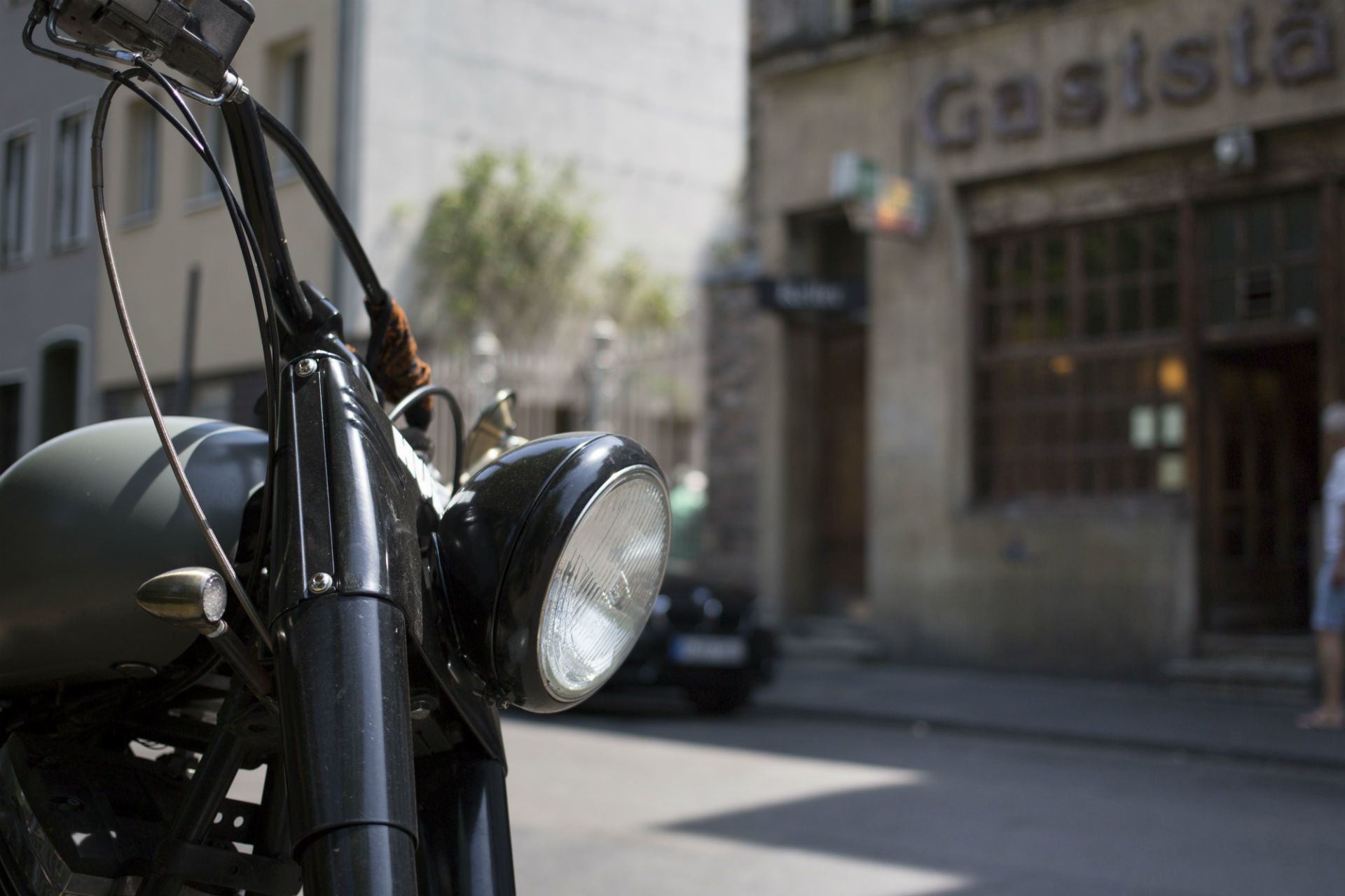 Motorrad vor Gaststätte in Köln