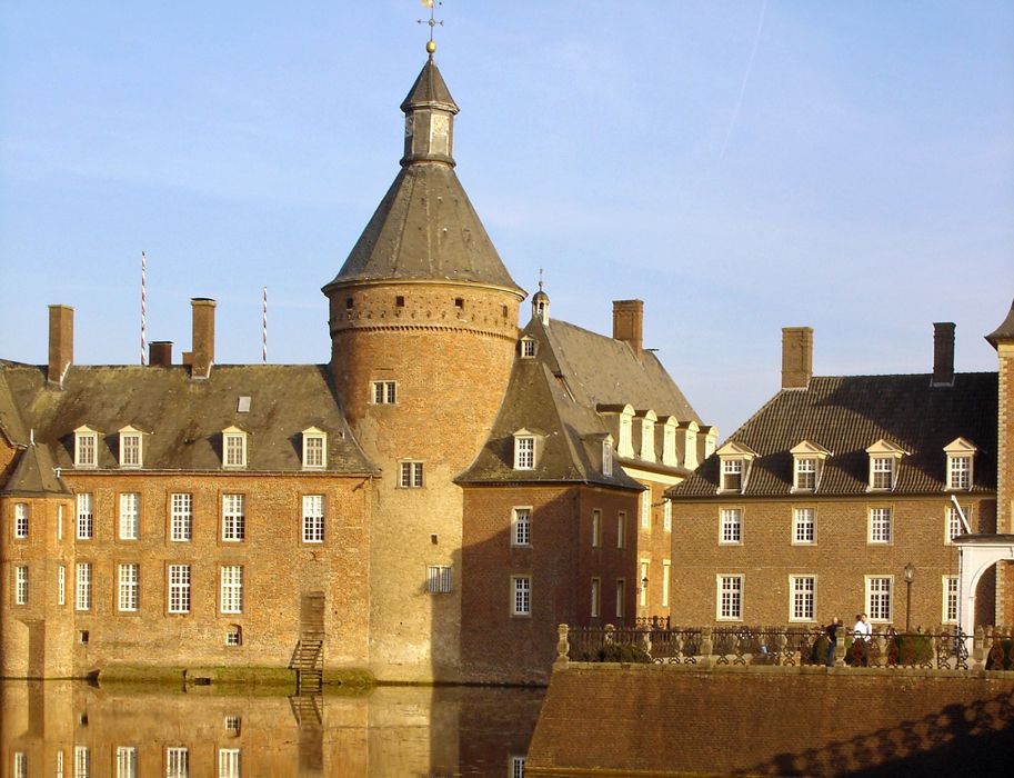 Der Turm von Schloss Anholt stammt aus dem 12. Jahrhundert