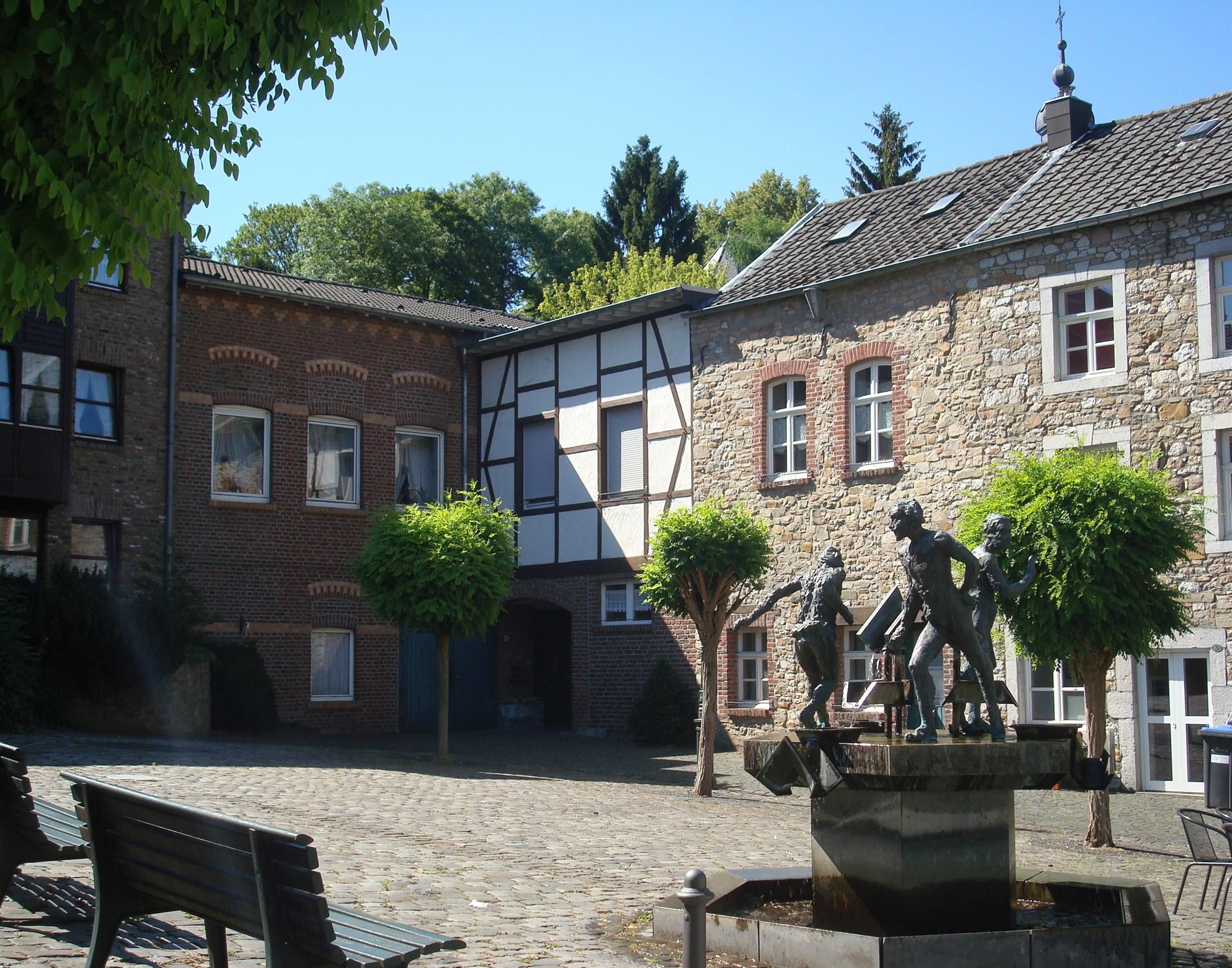 Marktplatz mit Brunnen und historischen Häusern