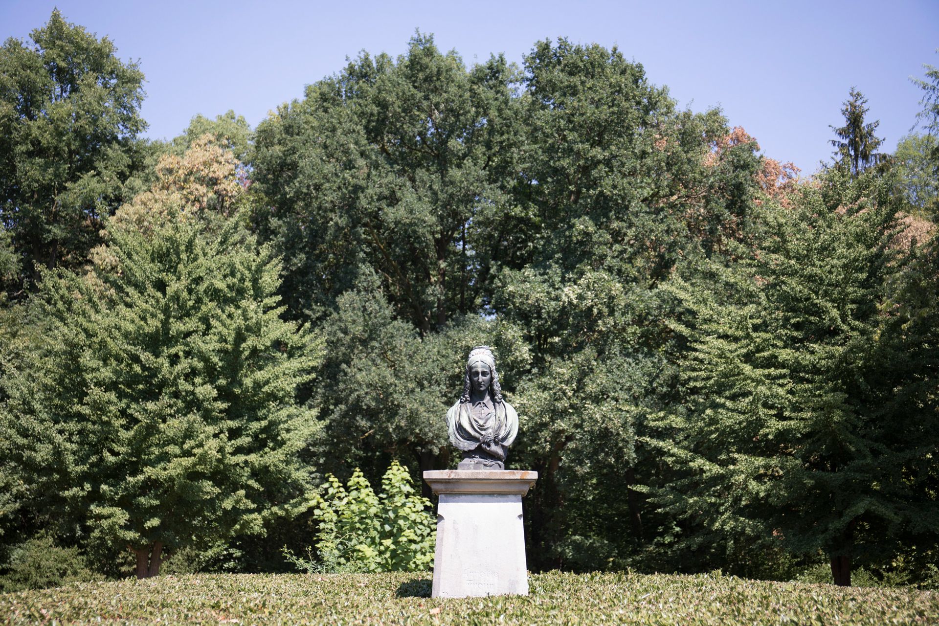 Die Büste der Annette von Droste-Hülshoff weist darauf hin, dass Burg Hülshoff der Geburtsort der berühmten Dichterin war