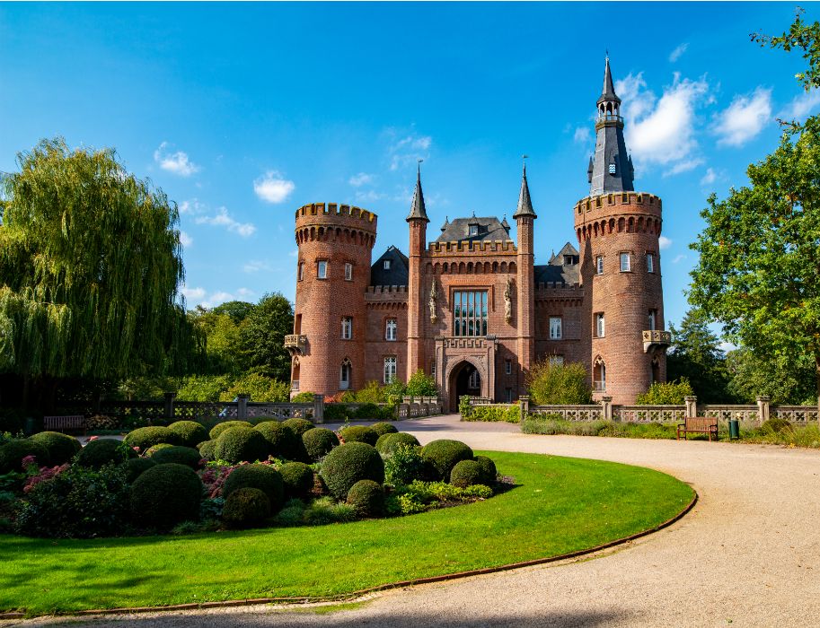 Das Schloss Moyland im neugotischen Stil in Bedburg-Hau im Kreis Kleve