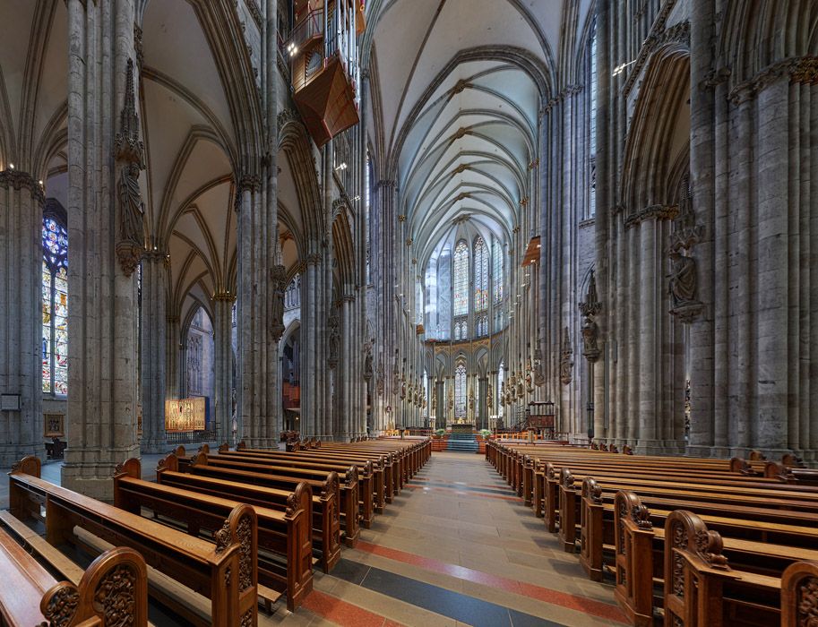 Der Innenraum des Kölner Doms beeindruckt seine Besucher