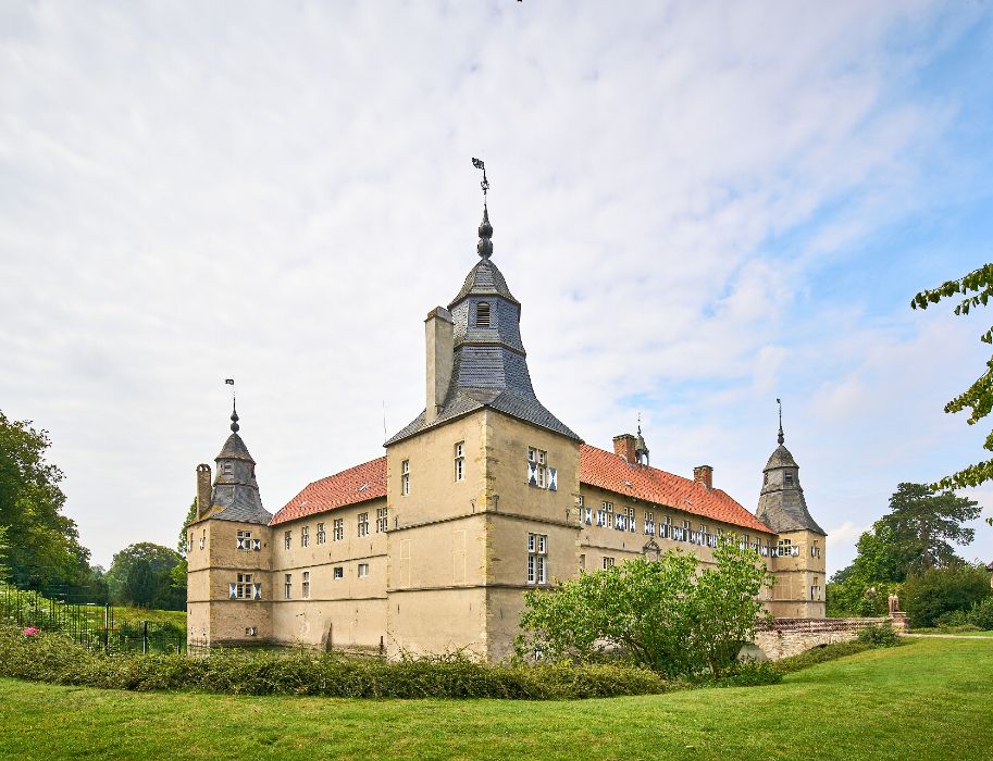 Schloss Westerwinkel ist eines der frühesten Barockschlösser Westfalens. Die vierflügelige Anlage wurde Mitte des 17. Jahrhunderts errichtet