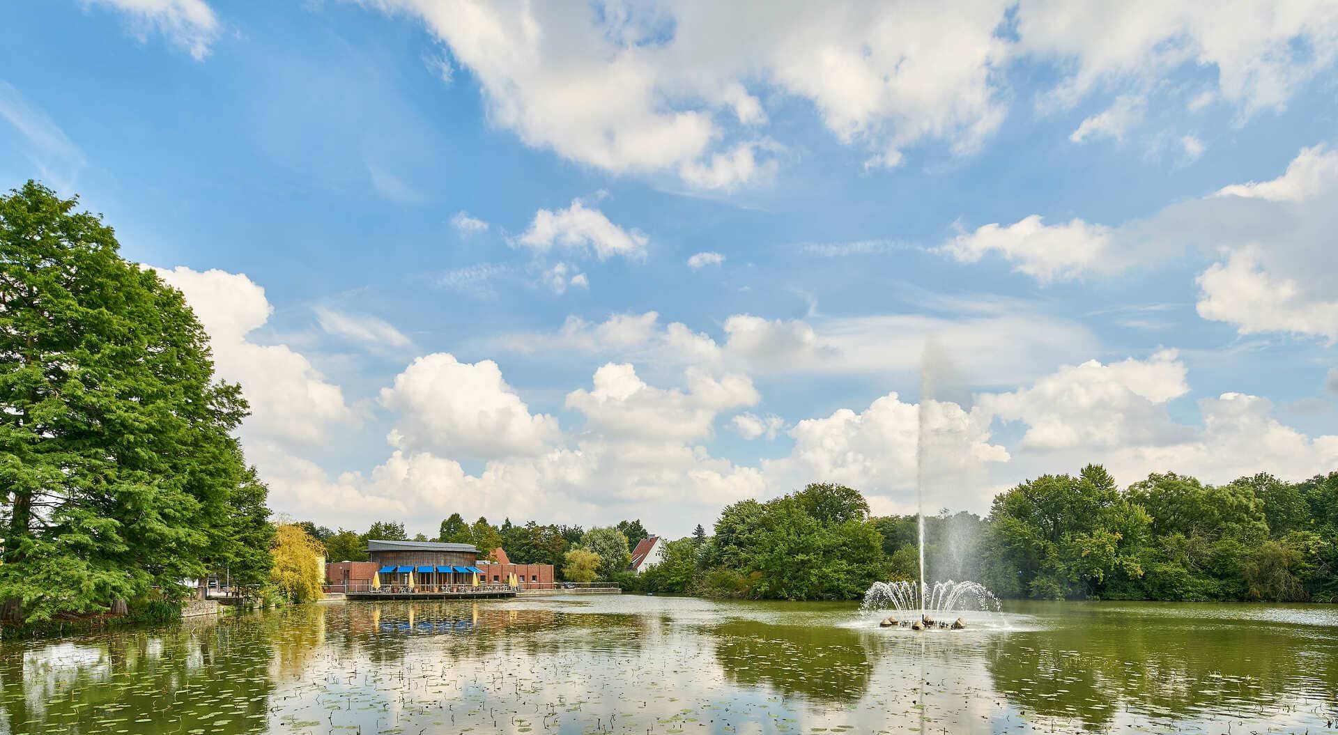 Der Mühlensee liegt mitten im Vier-Jahreszeiten-Park Oelde. Bei einem Spaziergang um das Wasser ist Entspannung garantiert