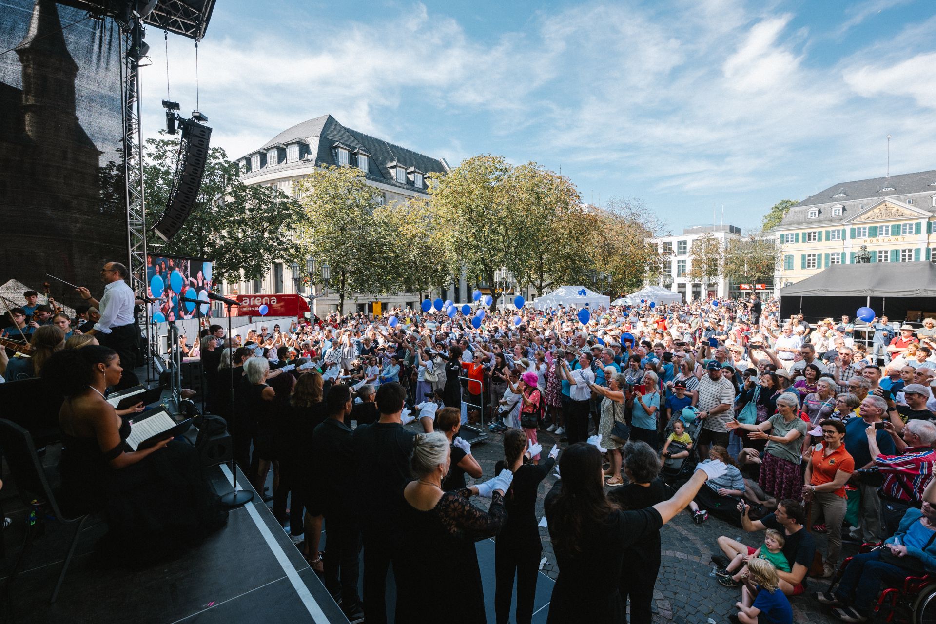 Bei der Eröffnungsfeier des Beethovenfestes 2024, die den Titel "Bühne frei für Beethoven" trug, erklang die "Ode an die Freude" auf dem Münsterplatz