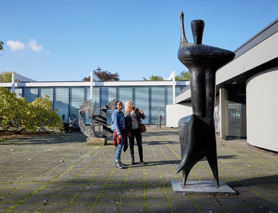 Rund 40 Skulpturen finden Reisende im Skulpturengarten des Lehmbruck Museums