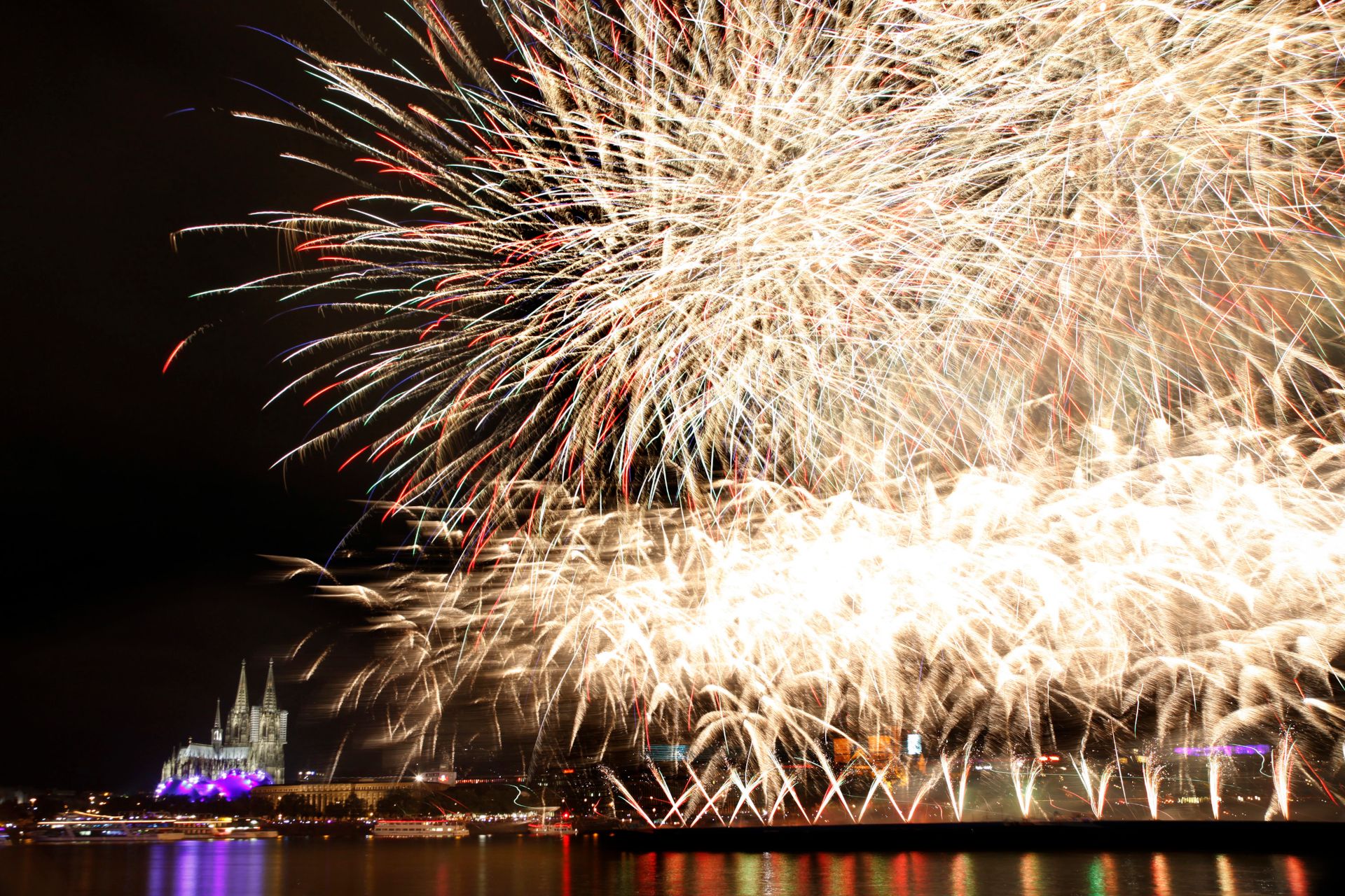 Das Feuerwerk wird auf Sekunden genau zur Musik bei den Kölner Lichtern gezündet