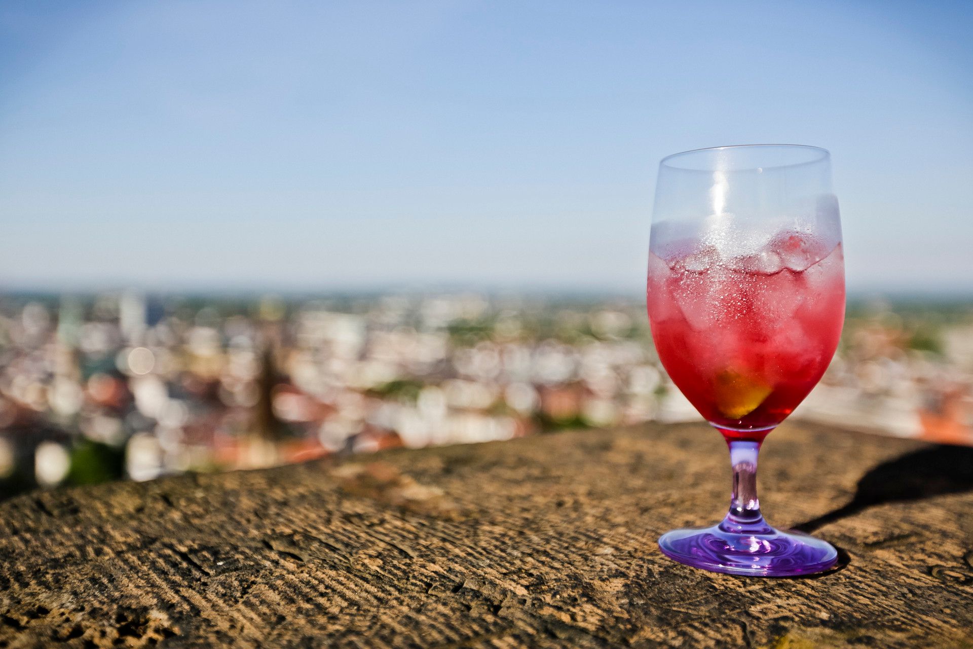 Befülltes Glas mit Ausblick auf Bielefeld