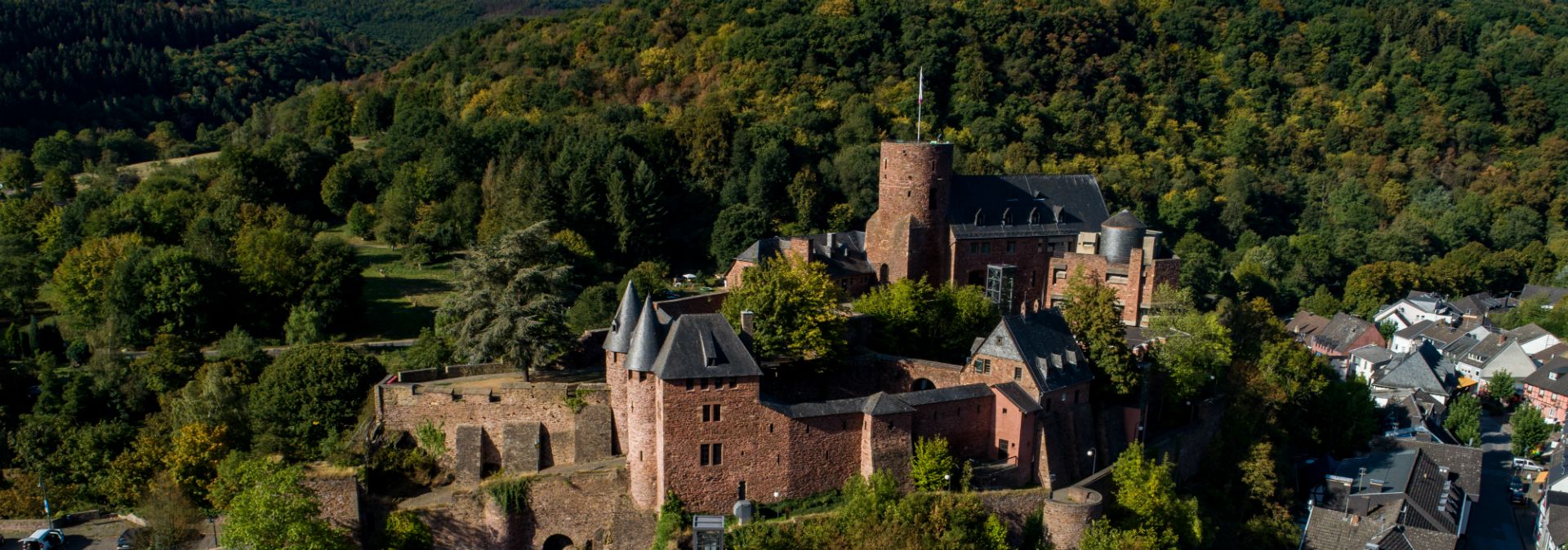 In der mittelalterlichen Burg Hengebach befindet sich seit 2009 die Int. Kunstakademie Heimbach