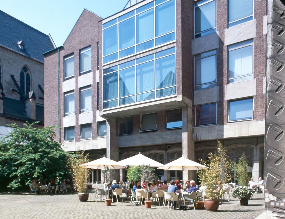 Für eine Pause können Gäste ideal das Café Canapé im Innenhof des Museums für Angewandte Kunst Köln nutzen