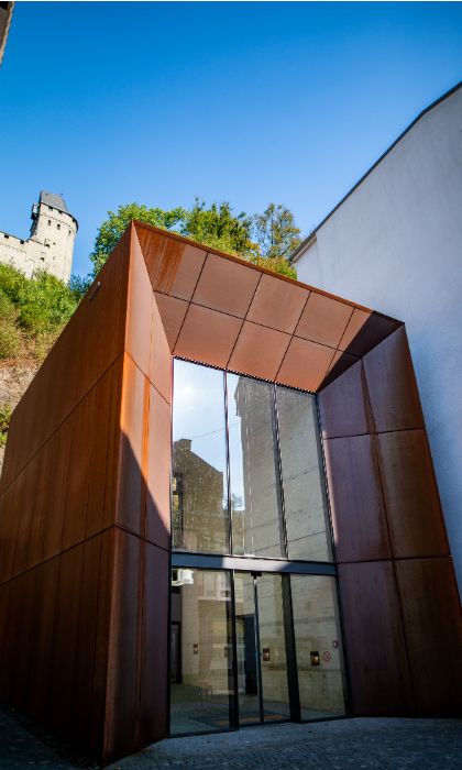 Durch das Eingangsportal führt der Weg zum Erlebnisaufzug, der hoch zur Burg fährt