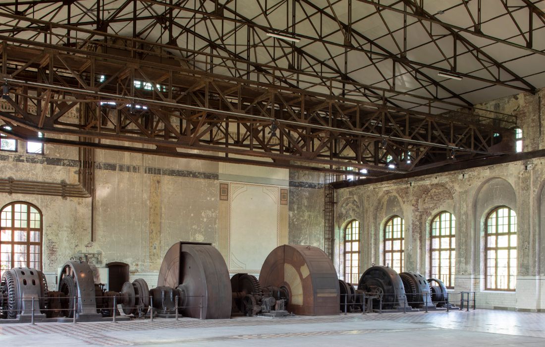 Im Hauptgeschoss waren einst Kompressoren, Generatoren und Umformer untergebracht, um das Bergwerk mit Druckluft und Strom zu versorgen