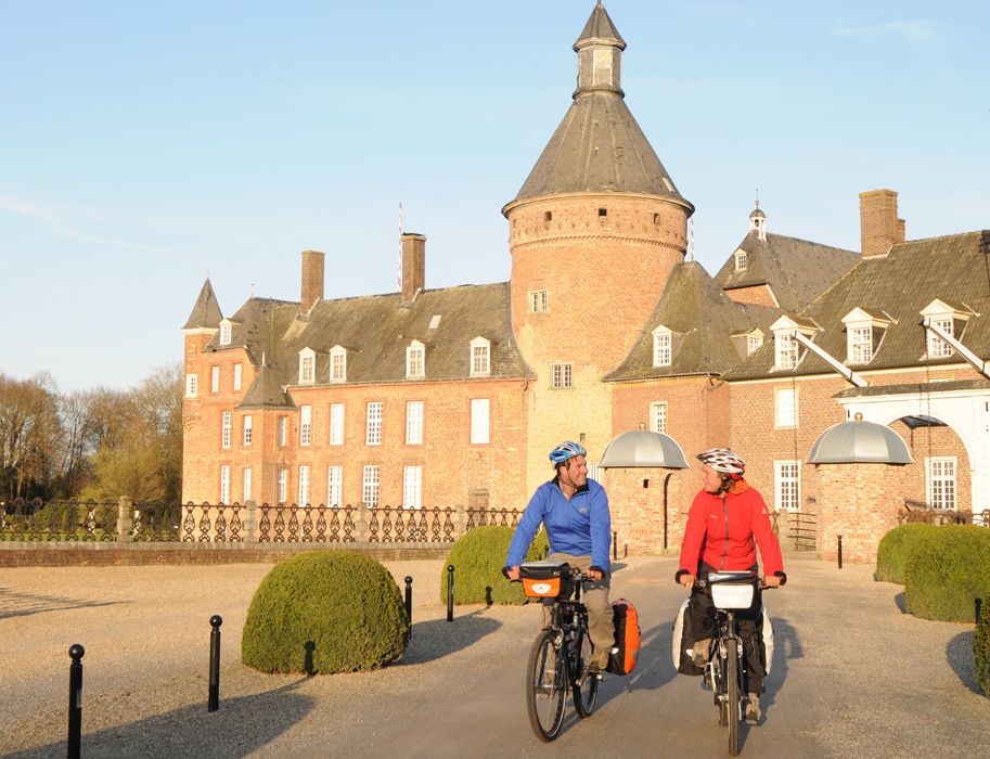 Das Münsterland eignet sich ideal für Radtouren. Auch Schloss Anholt kann bei einer Radreise wunderbar angesteuert werden