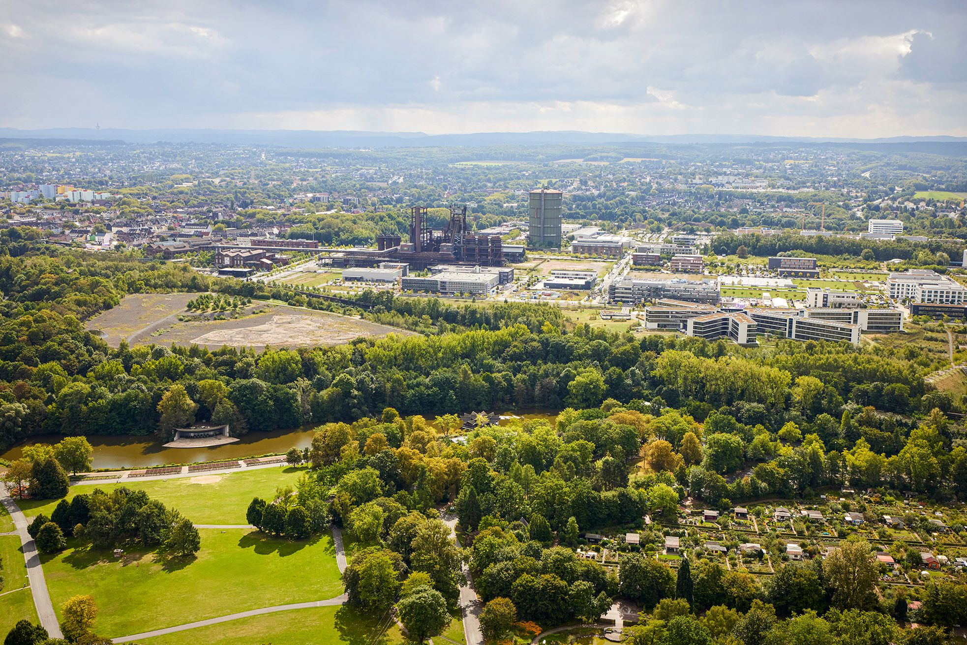 Von der Aussichtsplattform des Florian können Gäste die Seebühne wie das ehemalige Hochofenwerk Phoenix-West ausmachen