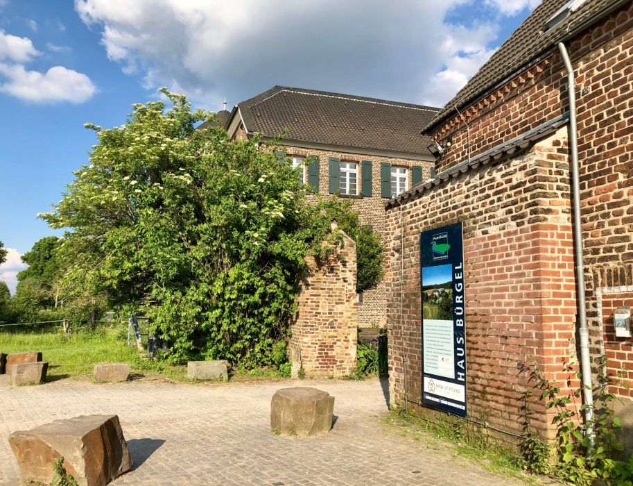 Der historische Gutshof Haus Bürgel ist als ehemaliges Römerkastell ein Teil des Niedergermanischen Limes