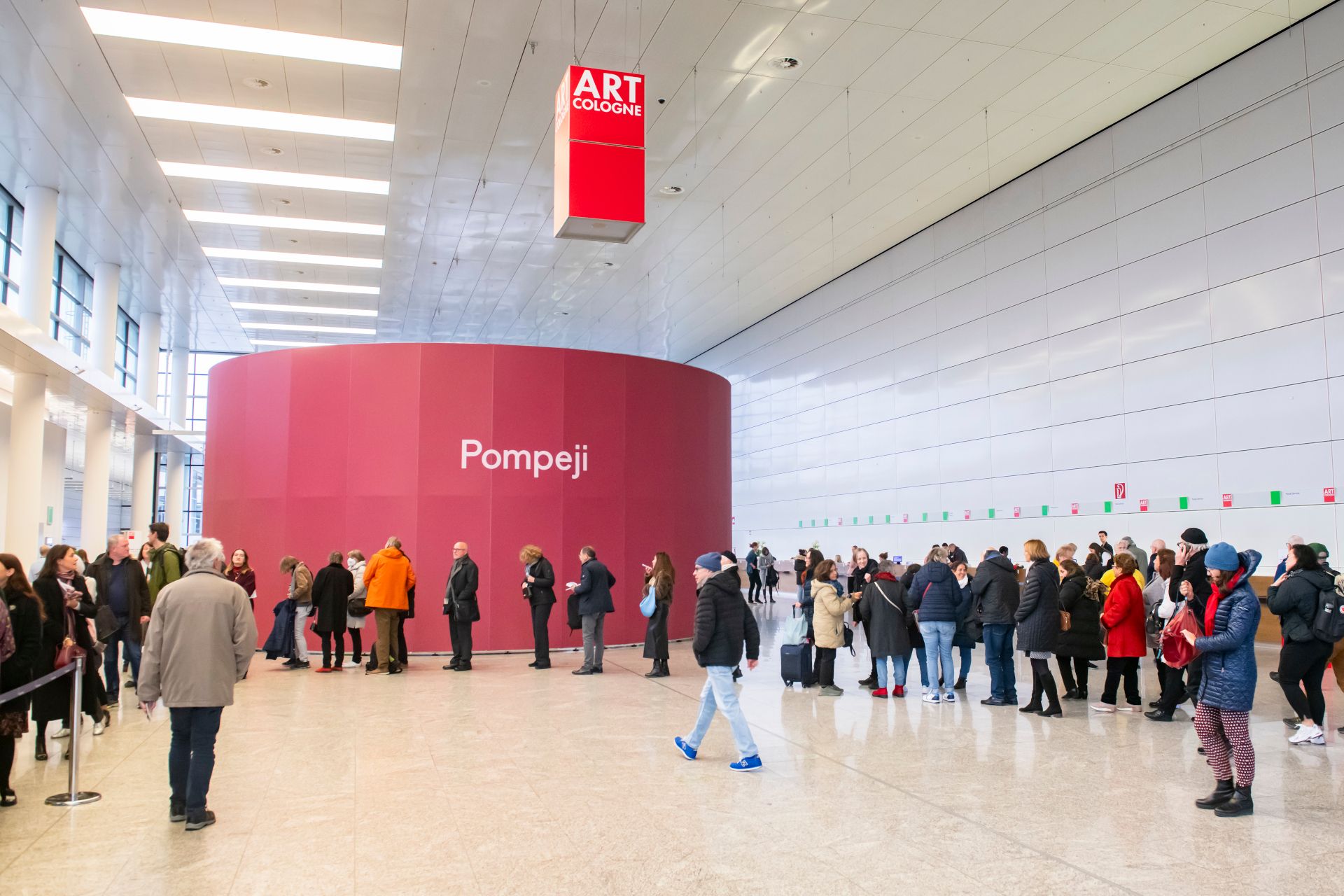 Am Eingang Süd der Kölner Messe sammeln sich die Gäste, um Zutritt zur ART COLOGNE zu erhalten