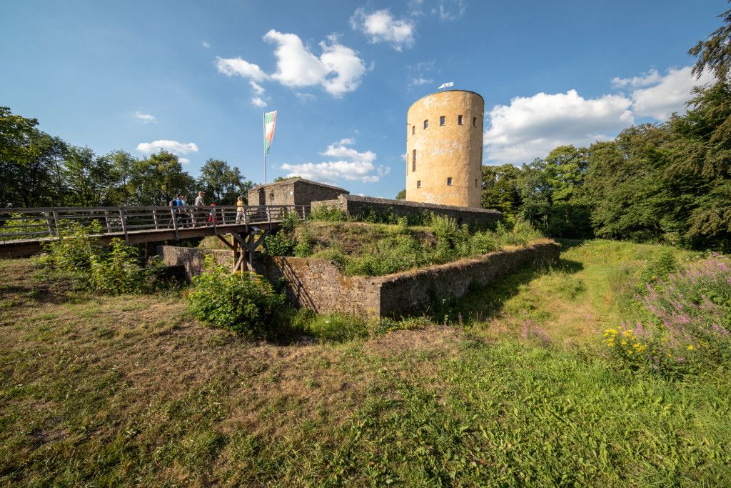 Grüne Feldfläche mit der Ginsburg in Hilchenbach-Grund