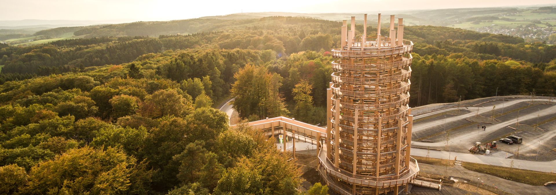 Die Grüne Landschaft in Waldbröl ist bezaubernd. Der Baumwipfelpfad bringt Naturfreunden die Wälder und Wiesen näher