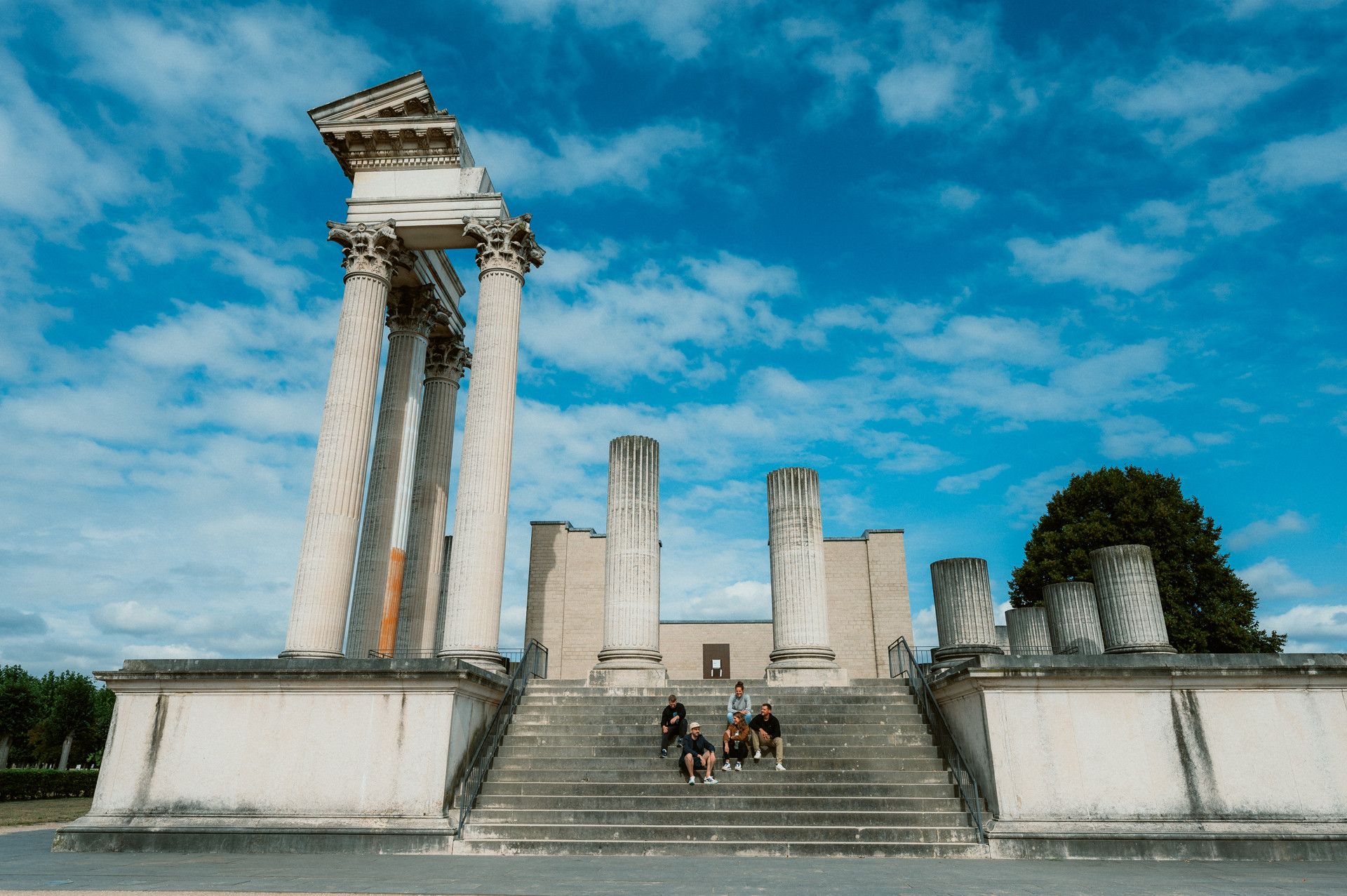 APX Hafentempel Gruppe auf Treppe in Xanten