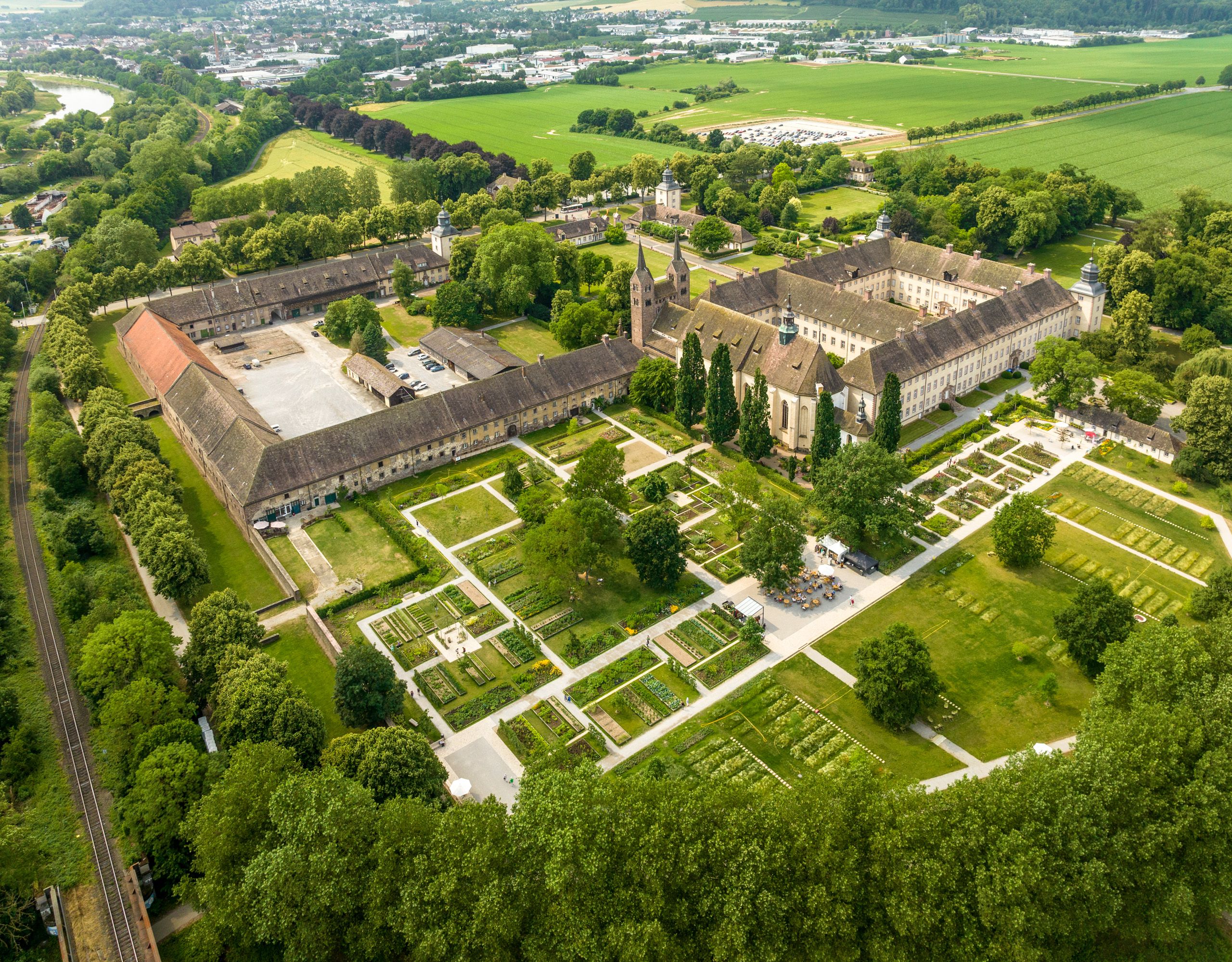 Der Remtergarten, der im Schatten des karolingischen Westwerks des ehemaligen Benediktiner Klosters Corvey liegt, ist ein Höhepunkt im Huxarium Gartenpark Höxter