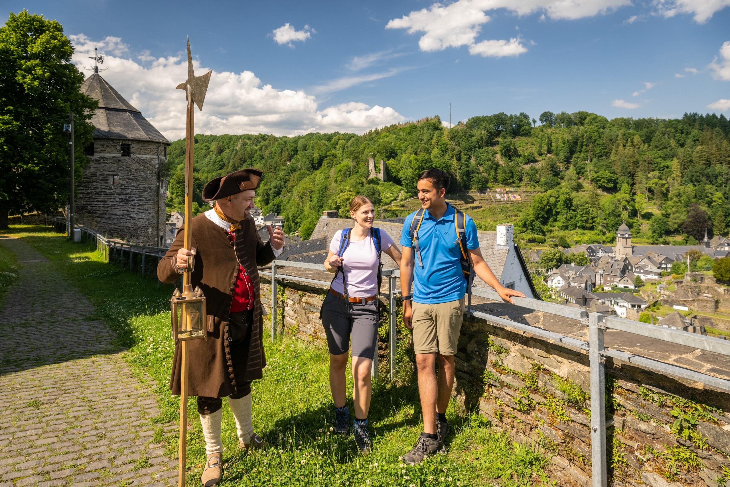 Gäste können auf der Burg Monschau an Führungen über das Gelände teilnehmen