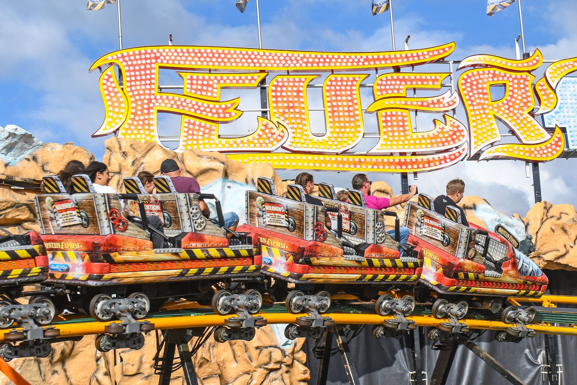 Auf Achterbahnen steigt der Adrenalinpegel auf dem Pützchens Markt