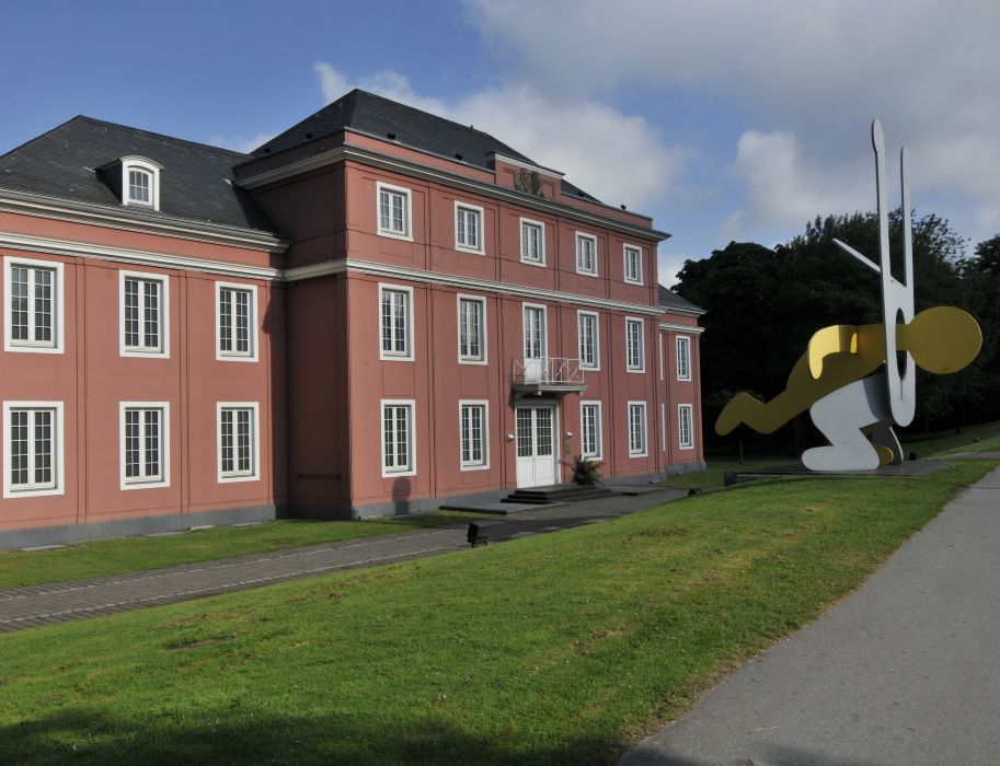 Vor dem Haupthaus von Schloss Oberhausen zeigte sich über eine einige Jahre eine Skulptur von Keith Haring