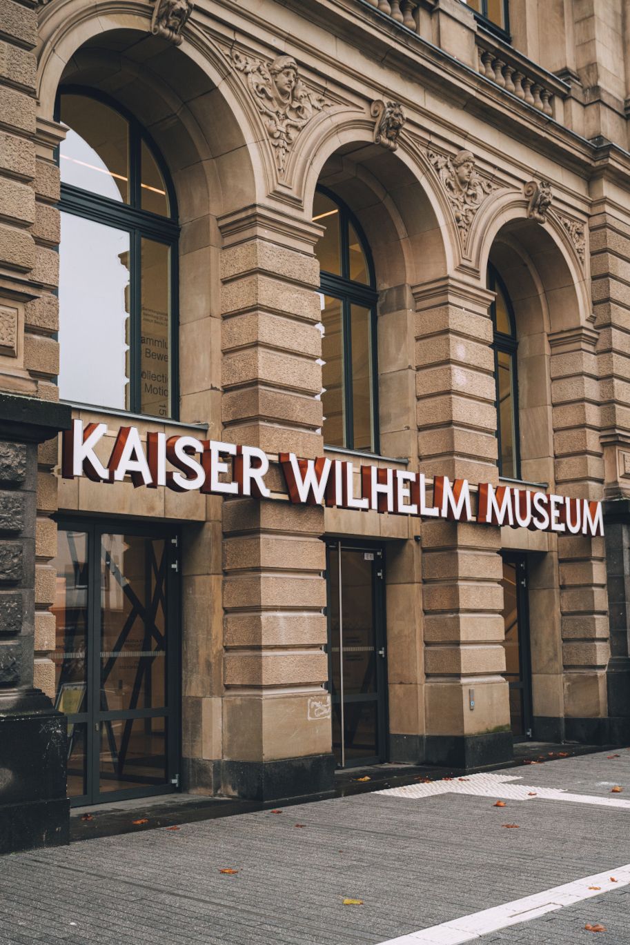 Das Gebäude des Kaiser Wilhelm Museums ist sehenswert: Ein imposanter, offener Dreiflügelbau aus dem 19. Jahrhundert, der sich um einen Skulpturenhof legt