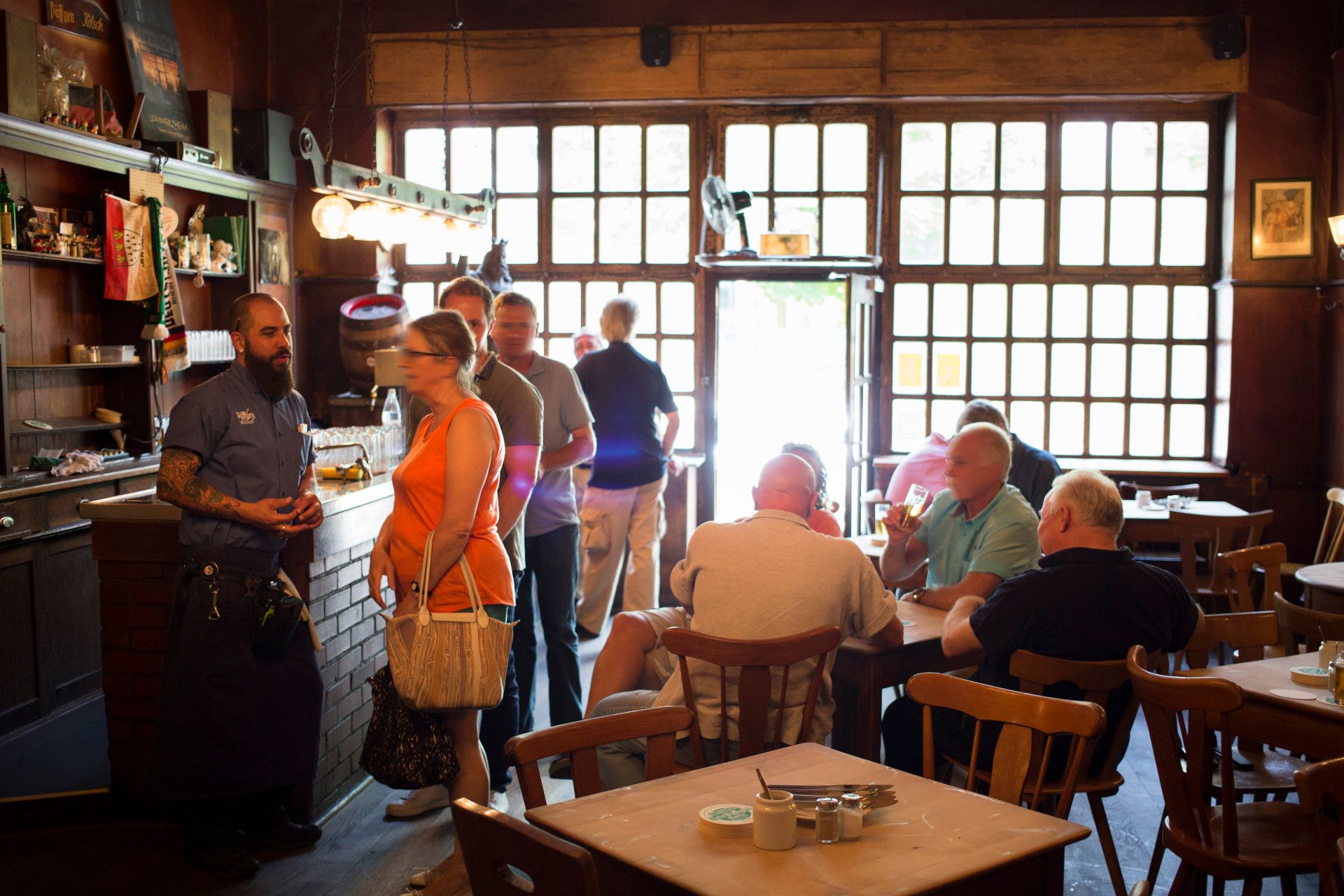 Gäste in Brauhaus in Köln