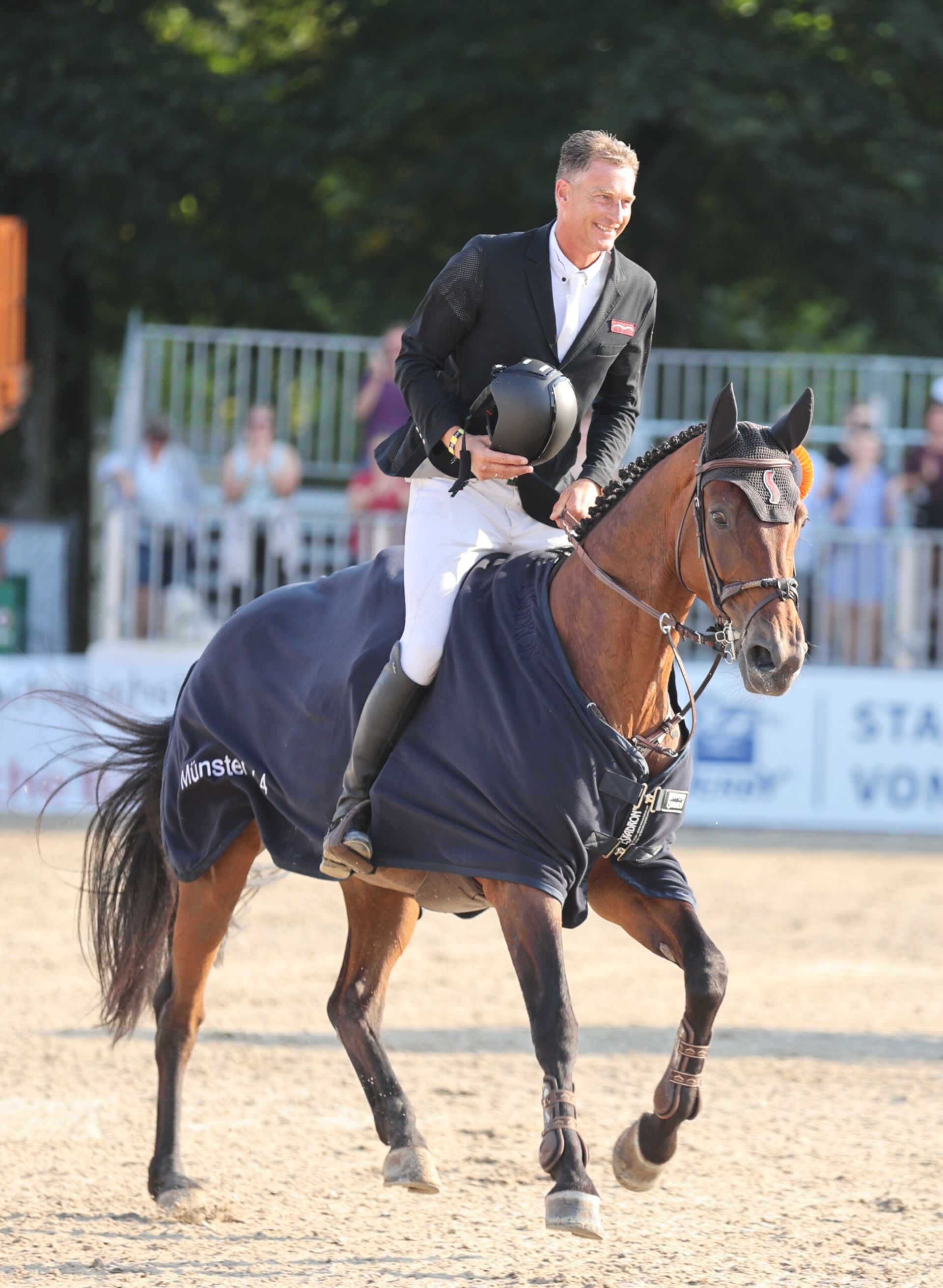 Der Niederländer Marc Houtzager und sein Pferd Sterrehof’s Dante gewinnen 2024 den Großen Preis vor dem Schloss