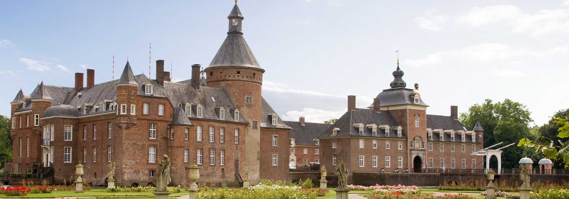 Schloss Anholt gilt als eines der größten und schönsten Wasserschlösser des Münsterlands