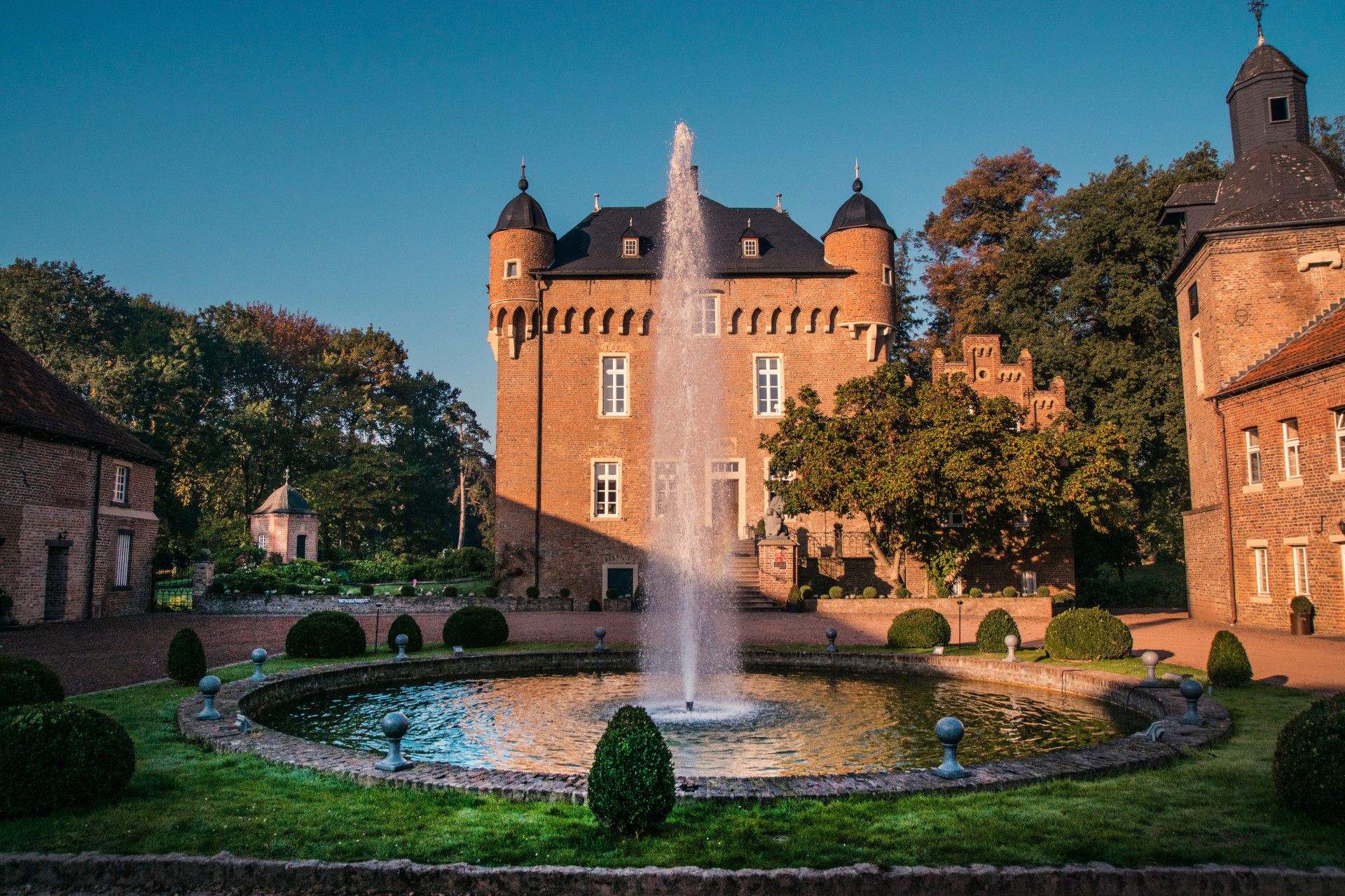 Schloss Loersfeld Aussenansicht mit Fontäne